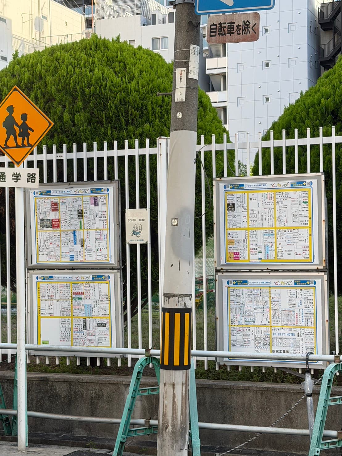 ロードサイドに設置された複数の案内地図看板