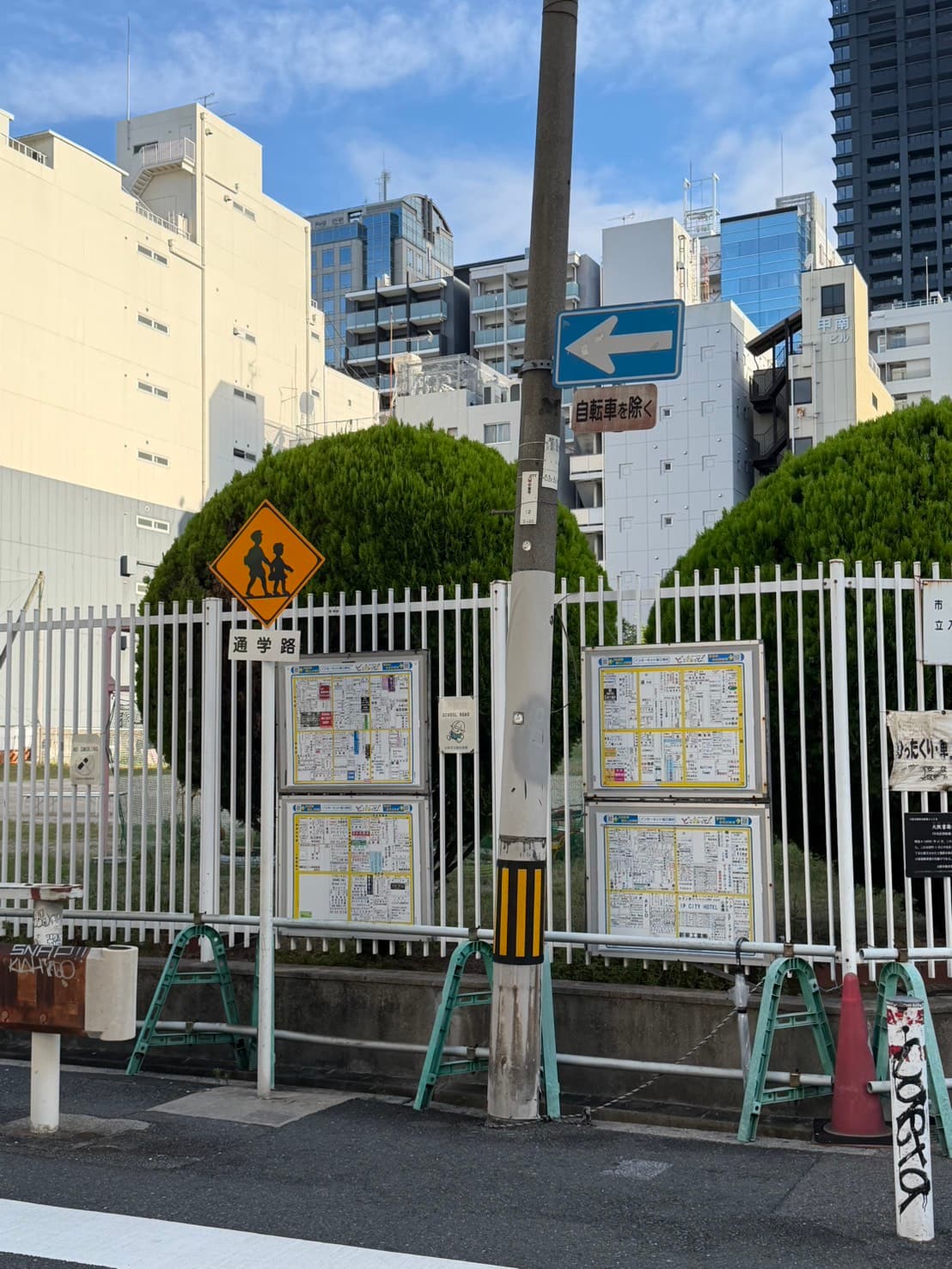 通学路沿いのフェンスに設置された案内地図看板