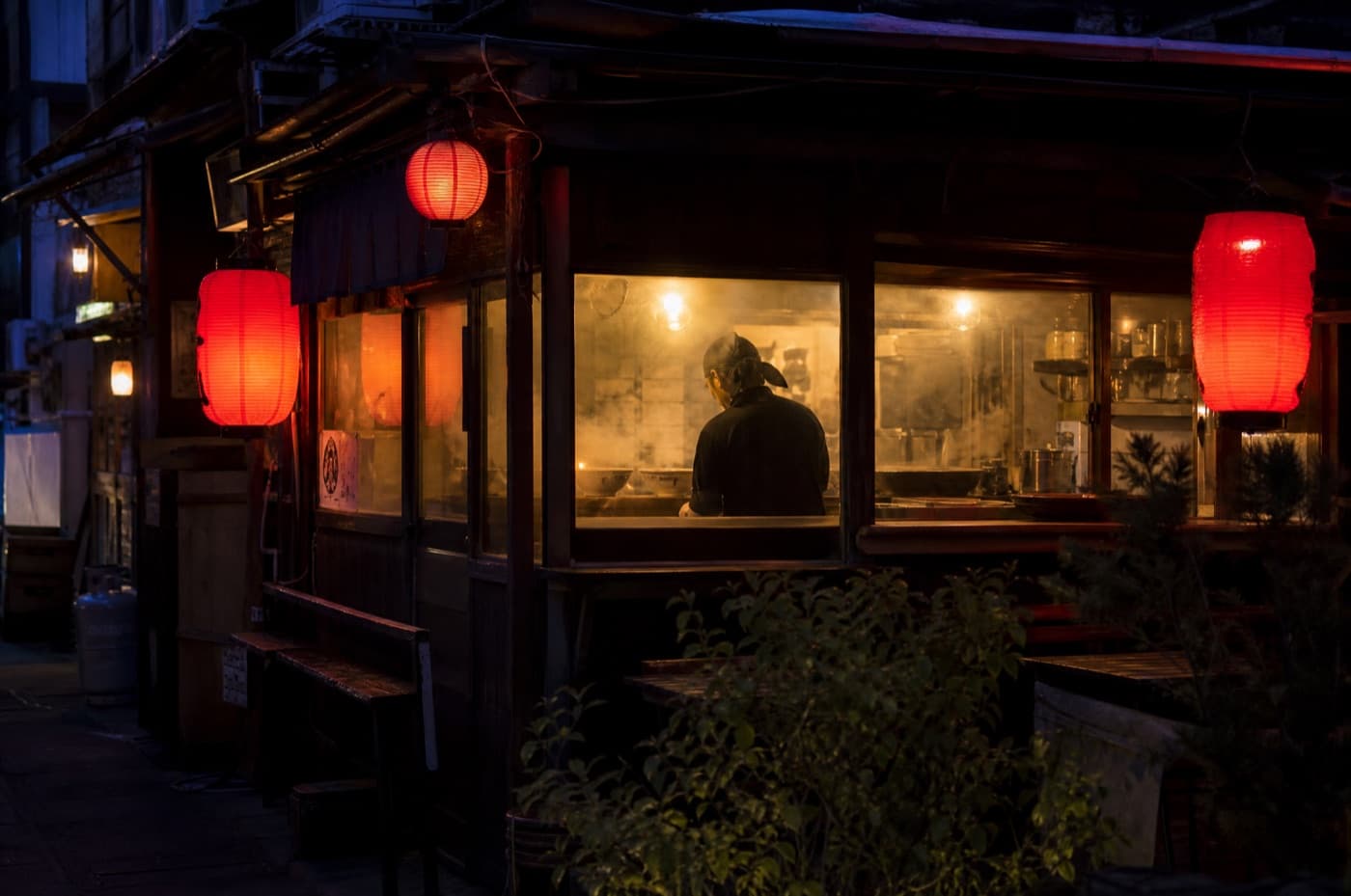 夜に赤提灯が灯る地域のラーメン店