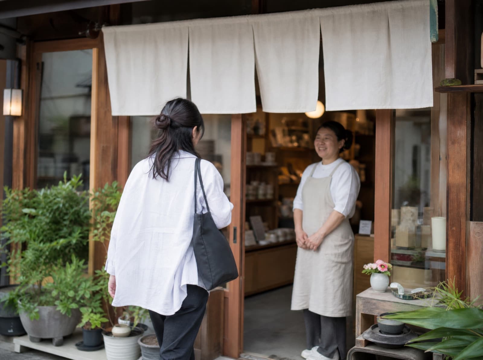 地域の店舗に来店し、店主に迎えられるお客様